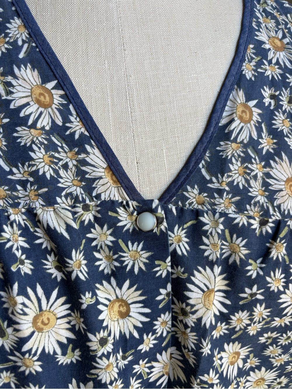 Vintage “Artistic Creation” Floral Snap Front Artist Smock - Picture 7 of 10